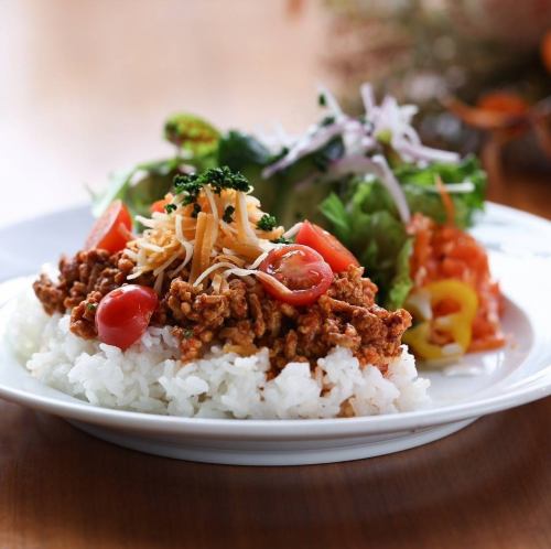 샐러드와 음료가있는 추천 타코라이스 점심 ♪