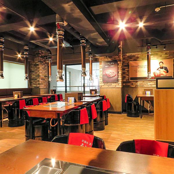 [There is a monitor playing K-POP] The interior of the restaurant is filled with a warm wooden atmosphere. We also have spacious tables that can be used for large parties, so please feel free to contact us if you are planning a drinking party!