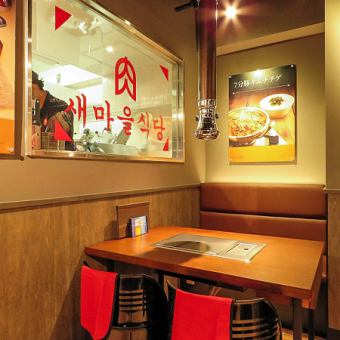 Authentic Korean-style seating and interior design♪ A relaxing space with the warmth of wood