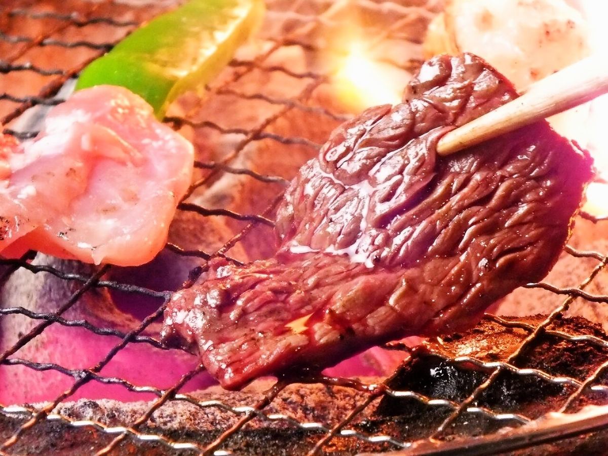 性价比最高!每天晚上都很受欢迎★烤肉自助餐1,700日元(不含税)～!精致的炭火烤鸡肉串也很受欢迎♪