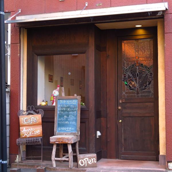 From Keio Hachioji Station west exit, head to Koshu Kaido.Turn left at Koshu Kaido, turn right at the first traffic light (East of Hachioji Station entrance) and turn right at the first traffic light.Opposite the central sports, there is Cafe Anri Matisse wrapped in warmth of wood.