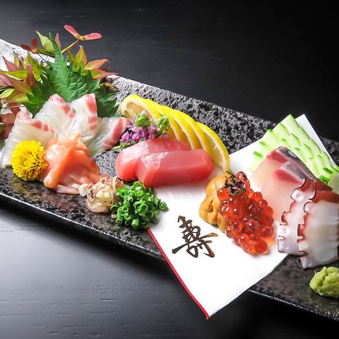 旬菜魚匠まんぜんに記念日専用コース10000円(税込)を作成致しました。記念日専用に盛り付けられたお刺身の御造りはもちろんのこと、ずわい蟹しゃぶしゃぶや黒毛和牛のヒレステーキ、季節の逸品、季節の天麩羅など、まんぜん珠玉の逸品を集めた専用コースとなっております。