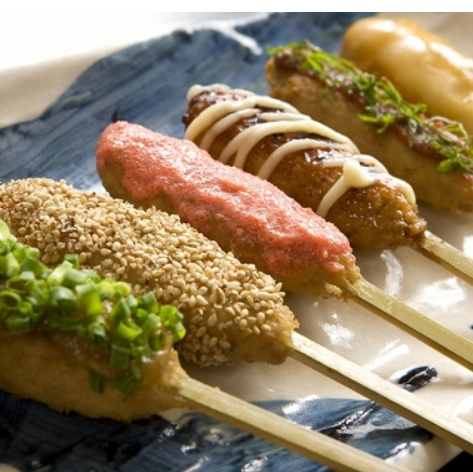 わさびやチーズで味付けをした【ささみ】（一本）は、炭火の香りをまとった定番の串焼きです