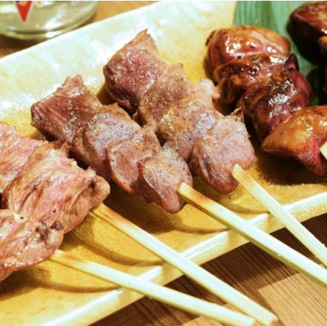 当店自慢の鶏肉希少部位【至高のもも】（一本）には、ジューシーな旨味が凝縮されています