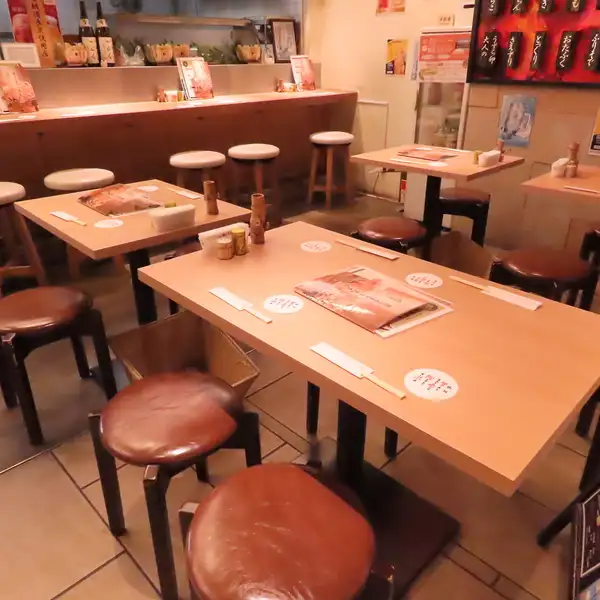 当店では、貸切も可能で、特別な集まりに最適です◎カウンター席でしっぽりと飲みながら、焼き鳥だけでなく、野菜串や鶏刺しなど多彩なメニューを楽しめます。〆には、焼きおにぎりや鬼茶漬け、名古屋コーチンの卵かけご飯などの心温まる一品もご用意☆ぜひ、特別なひとときをお過ごしください。