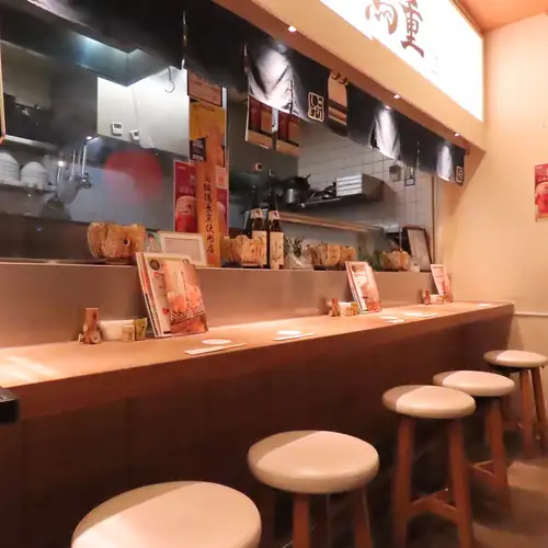 <p>炭火やきとり鳥重では、希少部位や内臓系の鶏肉を炭火焼きで楽しむことができます♪新鮮な素材をふんだんに使った焼き鳥は、香ばしさとジューシーさが際立ち、特別な一品に仕上がっています◎さらに、豊富なドリンクメニューも取り揃えており、焼き鳥との相性抜群。心ゆくまでお楽しみください☆</p>