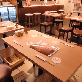 一張可容納四人的餐桌是與家人或朋友一起用餐的理想場所。您可以在輕鬆的氛圍中享用美食和暢談。