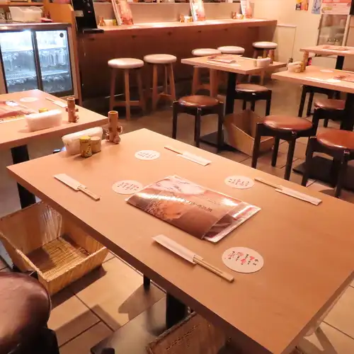 一張可容納四人的餐桌是與家人或朋友一起用餐的理想場所。您可以在輕鬆的氛圍中享用美食和暢談。
