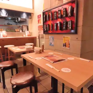 三人桌空間緊湊,非常適合小型團體用餐或約會。您可以珍惜與親人共度的時光,享受輕鬆的氛圍。