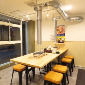 8名様が座れる大きなテーブル席をご用意しております。ご友人との飲み会や、女子会、歓送迎会など様々なシーンで最適です。店内は清潔感のある明るい雰囲気となっており、各テーブルに煙吸引機を設置するなど、お客様に快適にお楽しみいただける空間作りをしております。皆様のご来店を心よりお待ちしております!