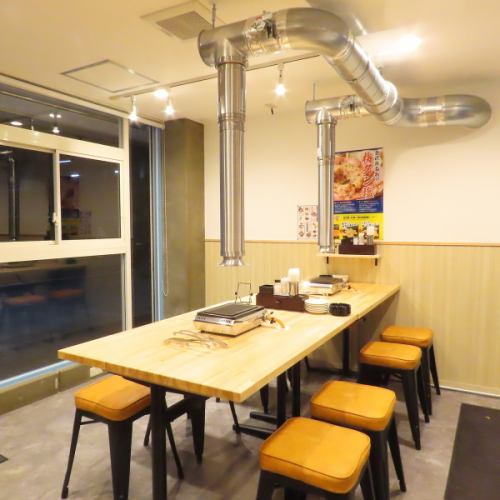 8名様が座れる大きなテーブル席をご用意しております。ご友人との飲み会や、女子会、歓送迎会など様々なシーンで最適です。店内は清潔感のある明るい雰囲気となっており、各テーブルに煙吸引機を設置するなど、お客様に快適にお楽しみいただける空間作りをしております。皆様のご来店を心よりお待ちしております!