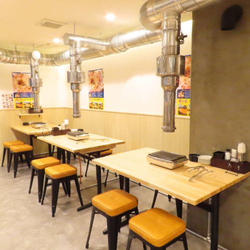 4名様でご利用いただけるテーブル席を多数ご用意しております。会社での接待や同僚の方とのお食事、ご家族様のお食事などに最適です。団らんのお供にコリコリした食感と甘サッパリした味がクセになる「梅タン塩」や黒毛和牛の「上カルビ」「特上焼きしゃぶ」など、絶品のお肉料理を是非お召し上がりください!