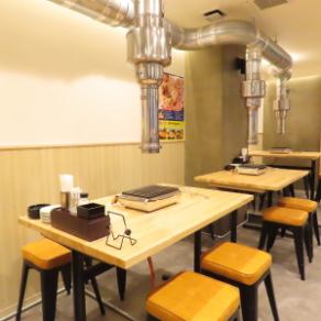 広々としたテーブル席を多数ご用意しておりますので、ゆとりを持ってお過ごしいただけます。気の合うお仲間と焼肉を楽しんでいただくのにお勧めしたいメニューが当店の名物「特選 黒毛和牛盛り」です。一皿で絶品の黒毛和牛の部位が3つも楽しめる大変お得で満足度の高い逸品ですので是非お召し上がりください!