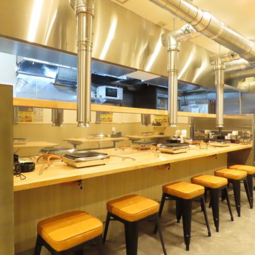 お一人様でもフラッとお気軽にご来店いただける様、カウンター席のご用意もございます。お隣との距離も程よく取っておりますので、ごゆっくりとお過ごしいただけます。誰を気にすることもなくメニューをじっくりと眺めながら今日の気分のお肉とお酒を吟味するという至福の一人焼肉を心ゆくまでお楽しみください!