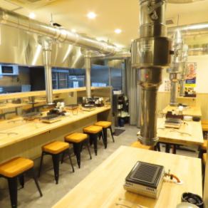 カウンター席はお一人様のご利用の他、大切な方とのデートなどのお二人様のご利用にも最適です。ビールやハイボール、サワー、焼酎など、お飲み物も種類豊富にご用意いたしておりますので、絶品の焼肉やおつまみのお供に是非お召し上がりください。お二人で肩を並べて素敵な時間を心ゆくまでお楽しみください!