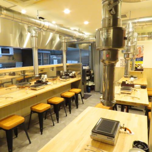 カウンター席はお一人様のご利用の他、大切な方とのデートなどのお二人様のご利用にも最適です。ビールやハイボール、サワー、焼酎など、お飲み物も種類豊富にご用意いたしておりますので、絶品の焼肉やおつまみのお供に是非お召し上がりください。お二人で肩を並べて素敵な時間を心ゆくまでお楽しみください!