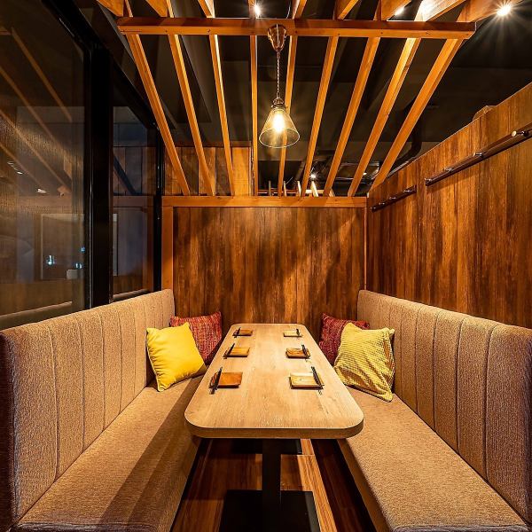 内装やインテリアにもこだわりぬいたオシャレ空間●2名様~ご利用可能なテーブル席を種類豊富にご用意♪もちろんお席を繋げて宴会利用も大歓迎◎テラス席のみならず、落ち着き感じる店内はファン急増中です!歓送迎会や各種宴会、他お仕事終わり等にもぜひ◎