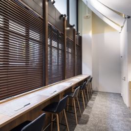 The counter seats, where you can also charge your devices, are also great for use as a cafe.