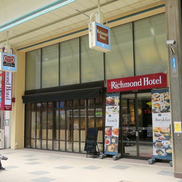 This is a half-buffet restaurant on the first floor of Richmond Hotel.