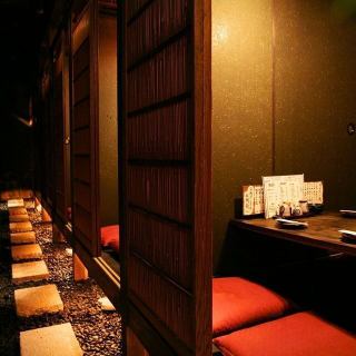 1階フロアには、お仕事帰りやご友人との気軽な飲み会にぴったりなテーブル席をご用意しております♪大正ロマンを感じさせるレトロな内装に囲まれながら、ゆったりとお食事をお楽しみいただけます◎サクッと立ち寄りやすい雰囲気で、普段使いにも最適なお席です！