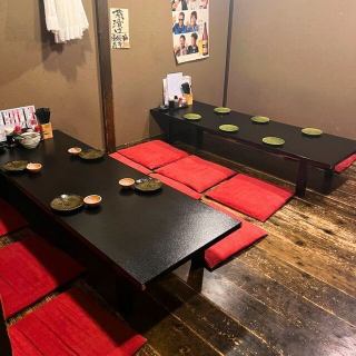 8名様から10名様前後でのちょっとしたお集まりに便利な中規模の個室もご用意しております！同僚との飲み会や部署の打ち上げ、合コンなど、中規模のグループで盛り上がるのにぴったりのお部屋です◎扉付きの完全個室なので、会話を楽しみながらリラックスしてお過ごしいただけます。