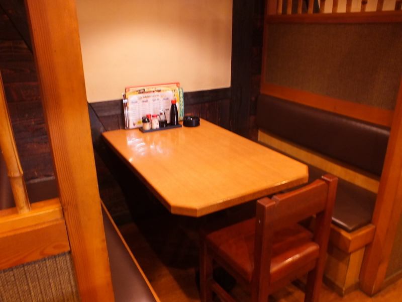 落ち着いた空間でお食事ができます。テーブル間には仕切りがあり感染症対策も行っております。