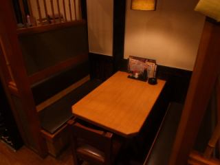 半個室のテーブルもございますので、周りを気にせずにお食事していただけます♪