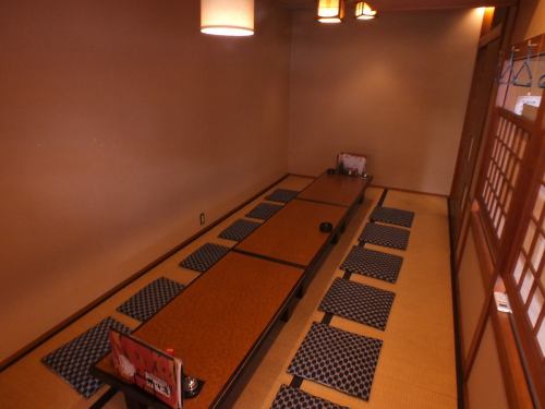 少人数宴会用の個室もございます。最大１２名様まで収容可能です！