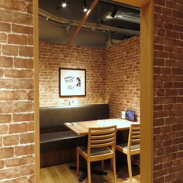 美味しいパスタとお酒を楽しむ、大人のディナータイムはいかがですか？店内にはデートや少人数でのご利用、ご友人との語らいにぴったりのテーブル席をご用意。新潟駅前でのショッピング帰りや、お仕事終わりの夜のお食事など、女性の日常にそっと寄り添う上質な空間です。