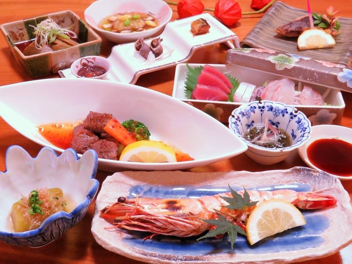We offer exquisite course meals and local sake♪