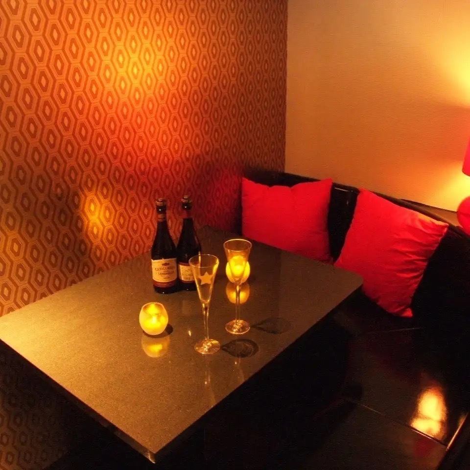 The calm interior of this hideaway for adults is the perfect atmosphere for a date.