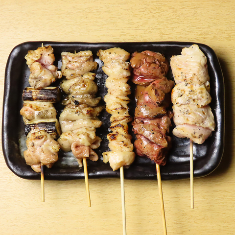 焼鳥5点盛り合わせ（塩・たれ）990円（税込）