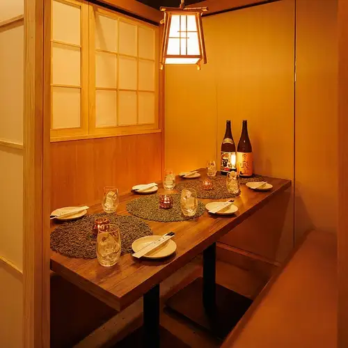 <p>A sophisticated semi-private space for adults, where modern Japanese design shines beautifully.The chic lattice door that blocks the view from the outside and the retro Japanese-style lamp that softly illuminates the workspace create an elegant atmosphere for adult privacy.Our comfortable bench seating allows you to relax and enjoy special moments, whether it's a date with a loved one, an anniversary celebration, a business meeting, or a formal dinner.</p>