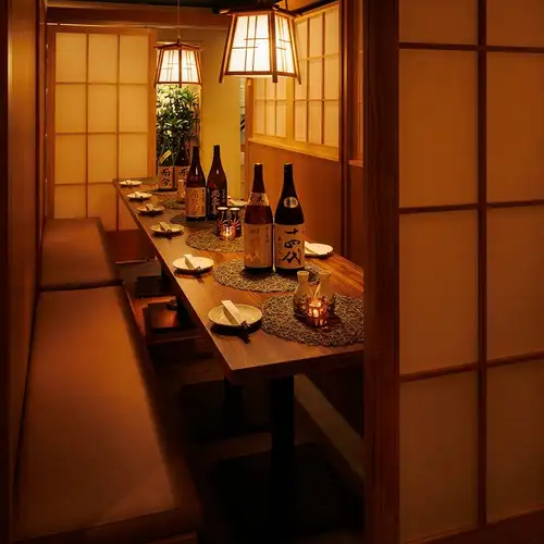 <p>A spacious, open area enveloped in the warmth of wood.We offer table seating that creates a cohesive atmosphere, perfect for large banquets, class reunions, or after-work drinks.The beautifully arranged single-slab tables and the warm glow of the bamboo basket-style lamps create a peaceful and comfortable atmosphere for the feast.We can accommodate private bookings, ensuring a comfortable experience for large groups.</p>