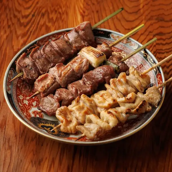 Our proud skewers are carefully grilled one by one by our skilled chefs.Enjoy the savory aroma and juicy flavor with a selection of fine sake.