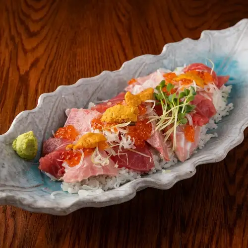 Extra-large seafood chirashi bowl