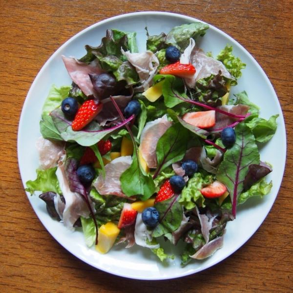 Seasonal fruit and prosciutto salad