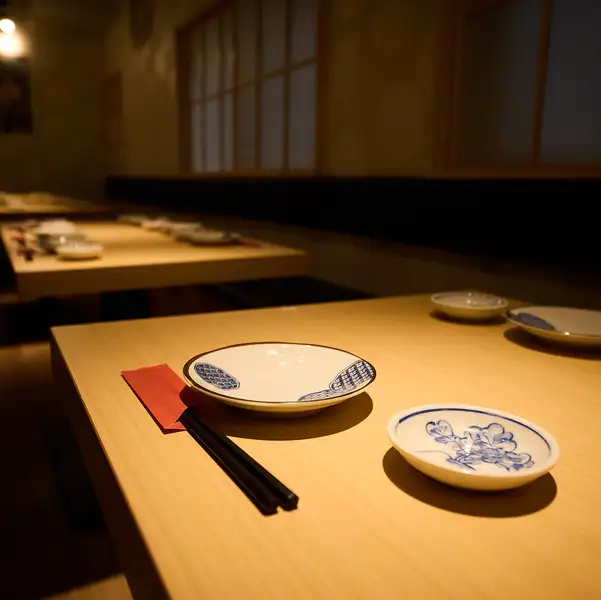 デートや少人数での静かな会食から、大人数でのご宴席まで、幅広く対応可能です。和の趣を感じる落ち着いた空間で、周囲を気にせず、ゆったりとした時間をお過ごしいただけます。