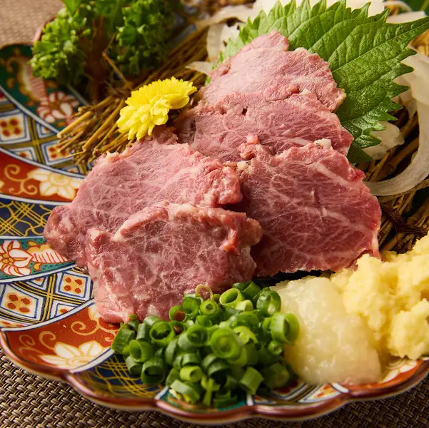 【厳選馬刺し】五感で愉しむ、四季折々の極上肉と職人の技