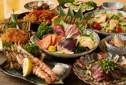 【2.5 小时畅饮】享用豪华 9 道菜套餐，包括烤大虾、炸海鲜和内脏火锅——“冠白套餐”，价格为 6000 日元。