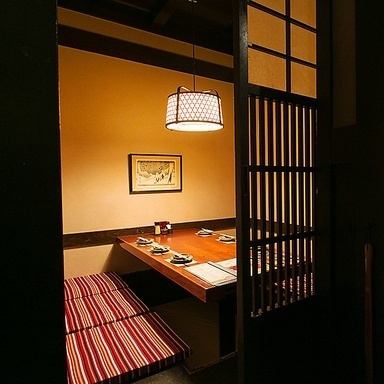 江戸町を再現した店内◎大人数での会社宴会や友人とのプライベートな飲み会など、幅広いシーンでご利用いただけます。旬な鮮魚と美味しいお酒を寛ぎの空間でお楽しみください♪