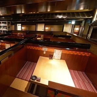 プライベートな少人数席をご用意！江戸の雰囲気漂う店内で日ごろの喧騒から離れ、ゆったりとお過ごしください。