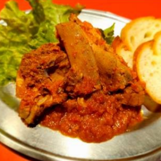 Spare ribs stewed in tomato sauce