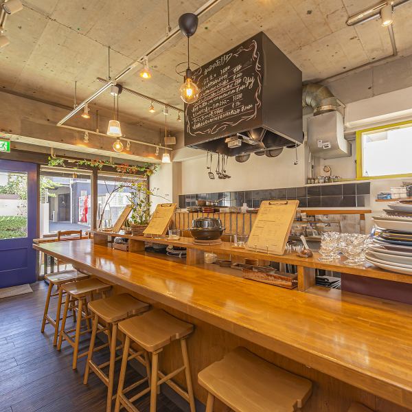 カウンター席は10席、ご用意しております。お一人様利用の歓迎でこだわりの創作料理をご提供致します！また落ち着いた雰囲気の店内となっているの女性一人でも入りやすくなっております。お席の距離感も近いためデート利用にもおすすめとなっています！