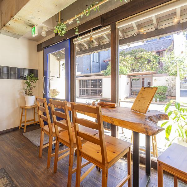 4名掛けのテーブル席をご用意しており、ご家族とのお食事利用や女子会利用に適したお席となっています。また2名からご利用いただけくことができます。