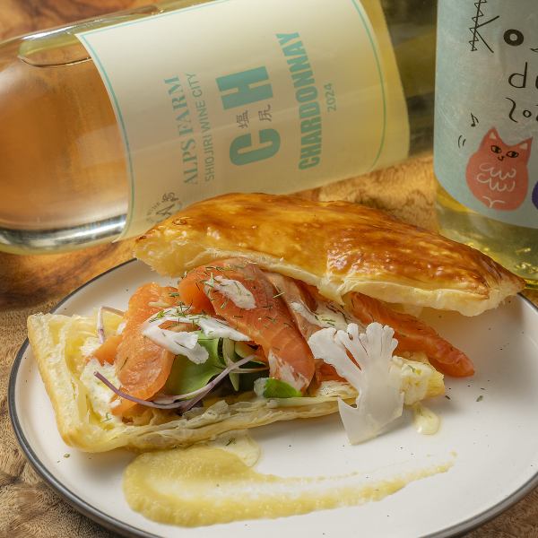 西米良産サーモンのマリネ パイ挟み