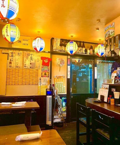 There are also counter and table seats.It is good to have a quick drink at the counter seat, or a small group banquet at the table seat with 2 to 4 friends ★ Please invite your friends to say “If you eat yakitori!” ♪ Open until 5 am !