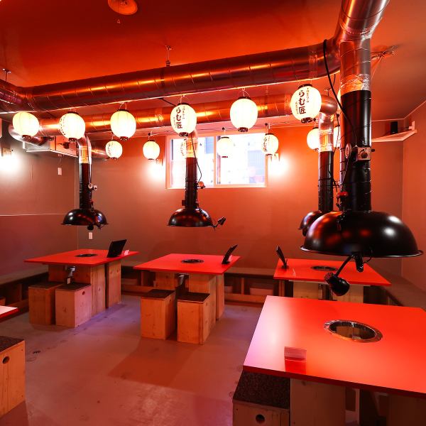 大人数や中規模の宴会シーンにも最適な当店は貸切にも対応しております。赤と黒の色合いが特別な雰囲気を演出しているお祭り風の提灯が飾られた店内は、楽しいひと時を彩ること間違いなし!友人や同僚との集まり、特別なイベントなど様々なシーンでご利用いただけます♪ぜひ素敵な宴会をお楽しみください!