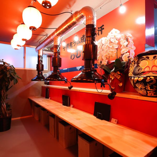 デートや合コン、女子会にぴったりな当店はこころのこもったおもてなしと素材にこだわる美味しいお肉が魅力です。全席に完備された換気ダクトによりお洋服や髪の毛につく匂いや煙を最小限に食事を楽しめるため、リラックスした雰囲気で大切な時間を過ごせます。情緒あふれる店内で美味しいお食事をお召し上がりください♪