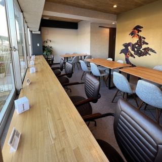 On the 2nd floor, you can enjoy lunch, worcation, and private meetings while enjoying the scenery.You can also use a projector, so please contact us.